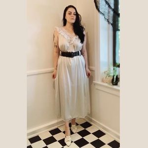 Vintage 1960’s nylon lace trim nightgown!